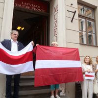 ФОТО: В Риге в "цепь солидарности" в поддержку народа Беларуси встали почти 400 человек