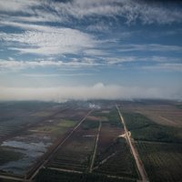 Baltkrievijas helikopters pacēlies no Talsu lidlauka un dodas dzēst ugunsgrēku Valdgales pagastā