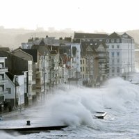 Foto: Francijai, Īrijai un Lielbritānijai pāri traucas vētra 'Eleonora'