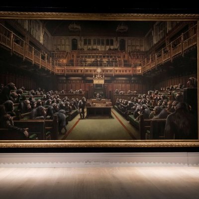 Картина Бэнкси, осуждающая парламент Британии, продана за рекордные 12 миллионов долларов