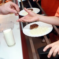 Jaunā Rīgas skolēnu ēdināšanas sistēma piedzīvo tehniskas problēmas; vecāki neapmierināti