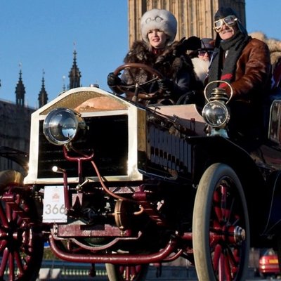 Rīgas Motormuzeja eksponāts atzīts par elegantāko vēsturisko auto braucienā Anglijā