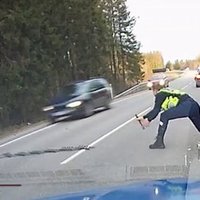 Video: Igaunijas policija ar dzelkšņiem aptur bēgoša zālītes pīpētāja auto