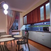 ФОТО. 13 примеров того, как кухню и столовую объединяют в латвийских квартирах