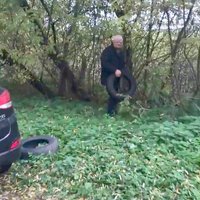 Video: Berģos kungs gados vecās riepas lidina krūmos