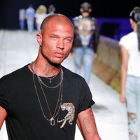 ФОТО: Самый красивый преступник стал звездой Недели моды в Милане