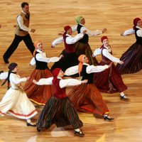 Опрос: латыши чаще людей других национальностей довольны жизнью в Латвии