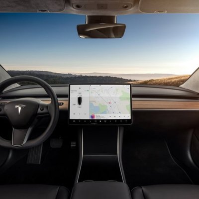 'Tesla' prezentējusi sērijveida 'Model 3' un izsniegusi to pirmajiem 30 klientiem
