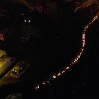 ФОТО: На месте трагедии в Золитуде образовали "огненную цепочку"