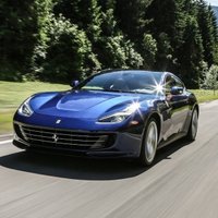 'Ferrari' šoferi par mēģinājumu piekukuļot ceļu policistu tiesās jūnijā