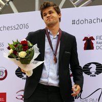 ВИДЕО: Проиграв титул, Карлсен досрочно покинул церемонию награждения ЧМ по блицу