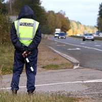 Ceļu policistus rotēs un aizliegs makā turēt vairāk par 30 eiro