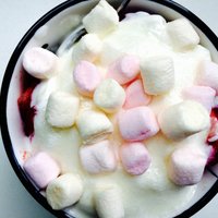 Ātrais deserts ar zemenēm un 'marshmallows'