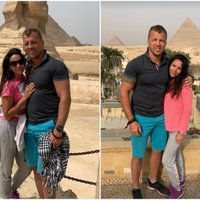 Mairis Briedis ar sieviņu pozē pie Ēģiptes piramīdām