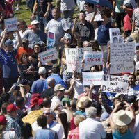 Ļaudis ASV Arizonas štatā protestē pret Trampu un nobloķē satiksmi