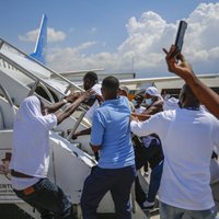 No ASV deportētie haitieši mēģinājuši ielauzties atpakaļ lidmašīnā