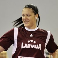 'TTT Rīga' pagarina sadarbību ar Latvijas izlases basketbolistēm Meļņiku un Krastiņu