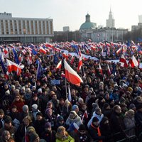 Polijā tūkstošiem cilvēku protestē pret valdības politiku