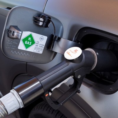 Vai ūdeņraža auto var gāzt elektromobiļus no nākotnes troņa?