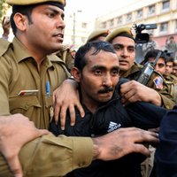 Indijā par pasažieres izvarošanu 'Uber' taksistam piespriež mūža ieslodzījumu