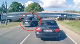 Video: Jelgavas novadā bojātu bremžu dēļ auto ietriecas vilcienā