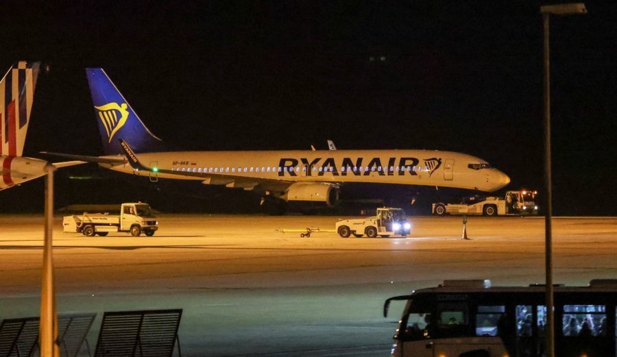 Draudi par 'Ryanair' pasažieru lidmašīnā ievietotu bumbu neapstiprinās