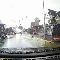 Video: Vjetnamā tornado sekunžu laikā pilsētas kvartālu pārvērš drupās