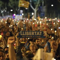 Foto: Tūkstošiem katalāņu protestē pret separātistu līderu apcietināšanu