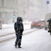 Sniega dēļ apgrūtināta braukšana pa galvenajiem ceļiem daudzviet Latvijā