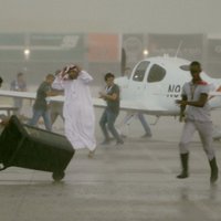 Video: Tuksneša paradīzi Apvienotos Arābu Emirātus plosa grandioza vētra un plūdi
