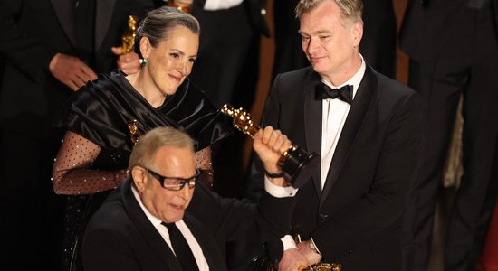 'Oskaru' ceremonijā triumfē filma par atombumbas radītāju – 'Openheimers'