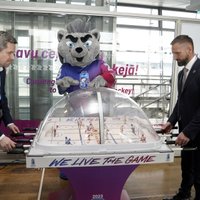 Foto: Lidostā 'Rīga' atklāj pasaules hokeja čempionāta fanu zonu