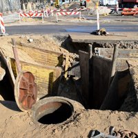 Daugavas stadiona kanalizācijas izbūves laikā iet bojā strādnieks