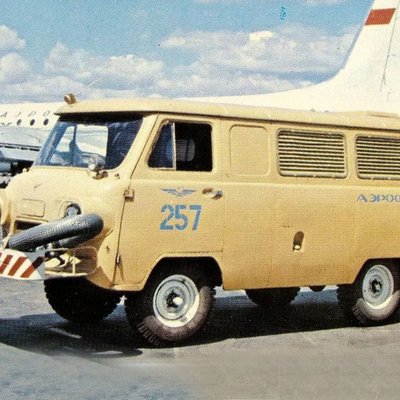 UAZ publicējis arhīva attēlus: 70. gadu mikroautobuss ar lidmašīnas motoru