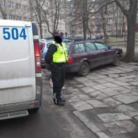 Foto: Rīgas pagalma stāvvietā soda kvītis nopelna uzreiz 18 auto