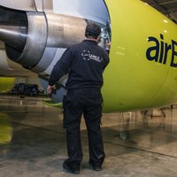 'airBaltic' jauno lidmašīnu ķibeles: pakāpeniski atsāk 'Bombardier CS300' lidojumus