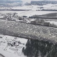 Aculiecinieka video: Vižņu un ledus ieskautā Daugava no putna lidojuma