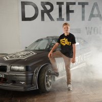 Foto: Latviešu drifteris Nikolass Bertāns svin 13 gadu jubileju un atrāda jauno auto