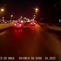 Video: Rīgā uz gājēju pārejas auto gandrīz notriec bērnu