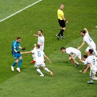 Krievijas futbolisti pēcspēles sitienu sērijā šokē Spāniju un sasniedz ceturtdaļfinālu