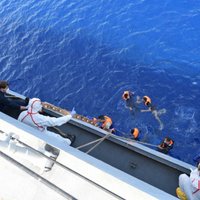 Vidusjūrā apgāzusies jau otrā migrantu laiva; izglābti 96 cilvēki