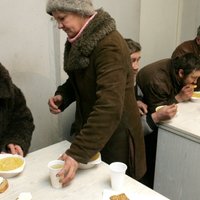 'Covid-19': Rīgā zupas virtuves turpina darbu, patversmē – karantīna