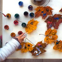 Radošas nodarbes bērniem ar košajām rudens lapām