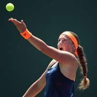 Ostapenko Štutgartes WTA turnīrā divos taibreikos zaudē amerikānietei Vandevejai