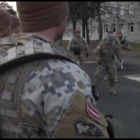 Video: Kā ASV un Latvijas armijas kareivji kopā spodrina kaujas iemaņas