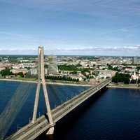Rīgā izglābj Daugavā slīkstošu sievieti