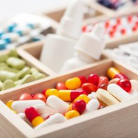 Zāļu ražotājiem jābūt pretimnākošiem medikamentu izmaksu samazināšanā, uzsver deputāti