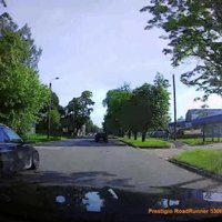 Video: Agresīvs BMW šoferis Rīgā veic neprātīgu apdzīšanu