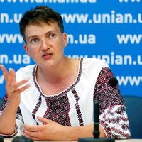 Nadija Savčenko ieradusies Maskavā uz divu ukraiņu tiesu