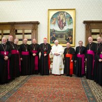 Pāvests atļauj kardināliem konklāvu sākt agrāk